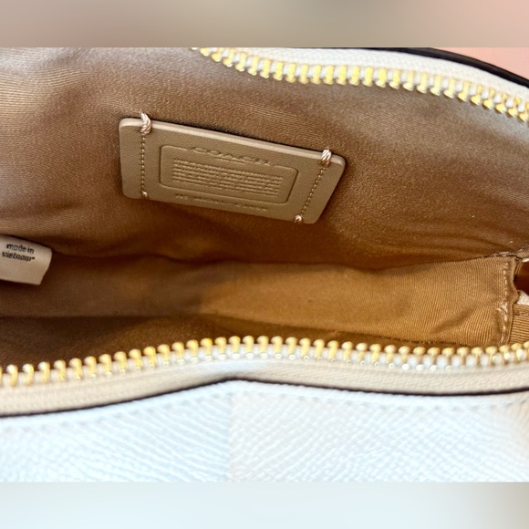 New Coach Heart Crossbody Bag - Picture 5 of 10